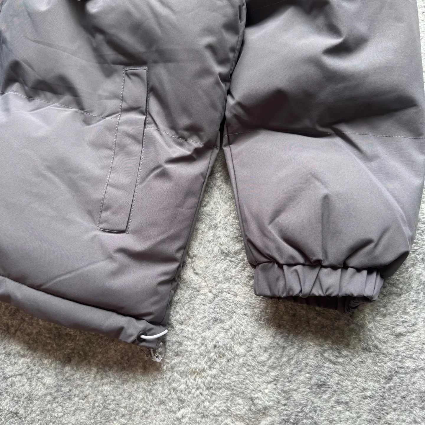 P280 Stone Island New nylon zipper outdoor functional stand-up collar cotton jacket Stone Island 23FW new product recommendation Classic nylon stand-up collar cotton jacket Short loose silhouette Suitable for various body types Specially treated nylon fabric Waterproof and anti-fouling Classic armband embellishment on the arms Customized buttons Complete with three-label hangtags Hand-stuffed down cotton inside Full and stylish Highly warm and OEM quality Factory OEM quality Exquisite workmanship Black and gray recommended Suitable for both men and women Color: Black Gray Size: M-2XL Length Bust Shoulder Width Sleeve Length M 74 128 60 60 L 76 132 62 61 XL 78 136 64 62 2XL 80 140 66 63